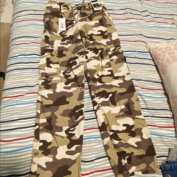 BNWT ! Camo CARGO pants with FREE BATH BOMB AS GIFT - Picture 1 of 3
